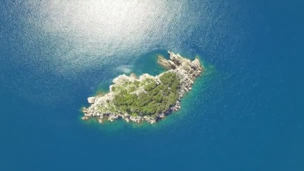 Vista aérea de la isla rocosa — Vídeos de Stock