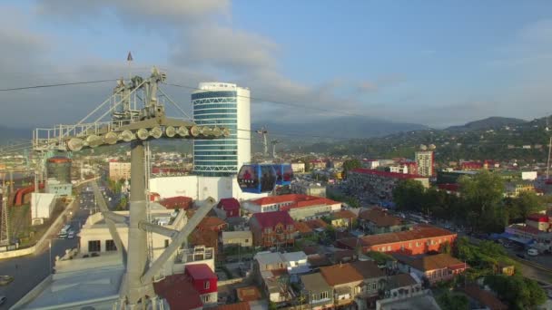 Widok z lotu ptaka kolei linowej i port morski w mieście Batumi — Wideo stockowe