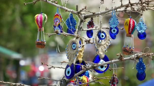 Сувенирные воздушные шары и амулеты Назар в Каппадокии — стоковое видео