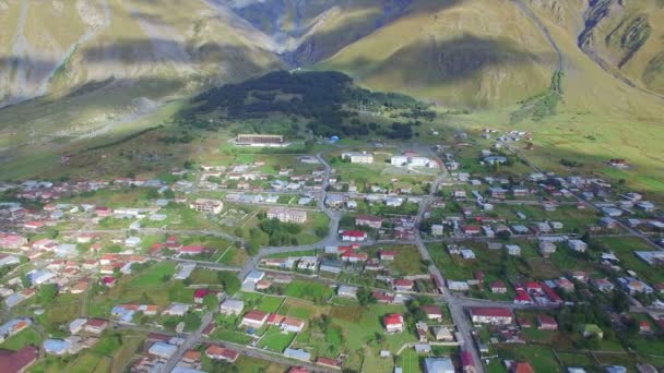 Vista aérea da pequena cidade Stepantsminda na Geórgia — Vídeo de Stock