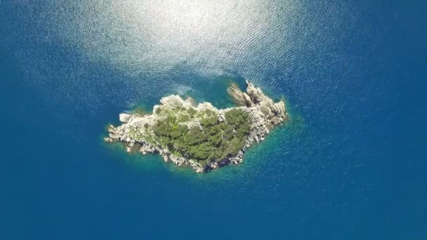 Veduta aerea dell'isola rocciosa — Video Stock