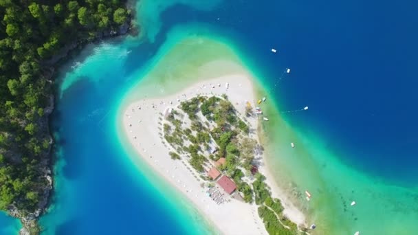 Luchtfoto van blauwe lagune in Oludeniz — Stockvideo