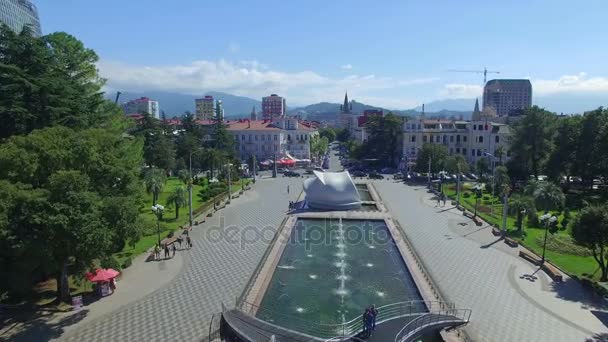 Hochzeitspalast und Brunnen in der Nähe des technologischen Universitätsturms in Batumi — Stockvideo