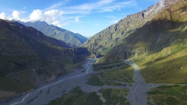 Veduta aerea delle montagne e del fiume Terek — Video Stock