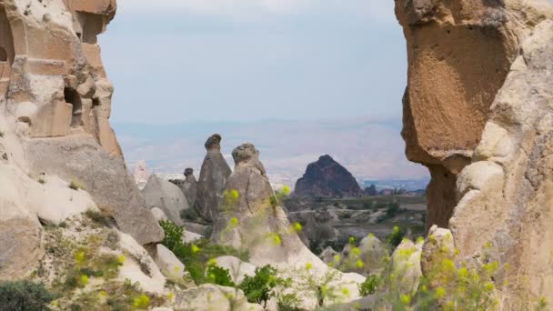 Felsen sieht aus wie Pilze mit handgeschnitzten Räumen — Stockvideo