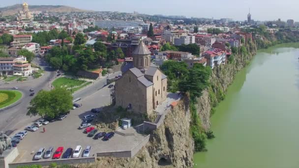 Vue aérienne de l'église Metekhi à Tbilissi — Video