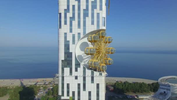 Luftaufnahme des technologischen Universitätsturms von Batumi — Stockvideo