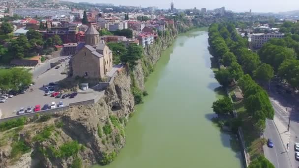 Vue aérienne de l'église Metekhi à Tbilissi — Video