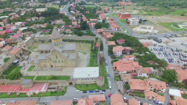 Вид с воздуха на Святогорский собор в Мцхета — стоковое видео
