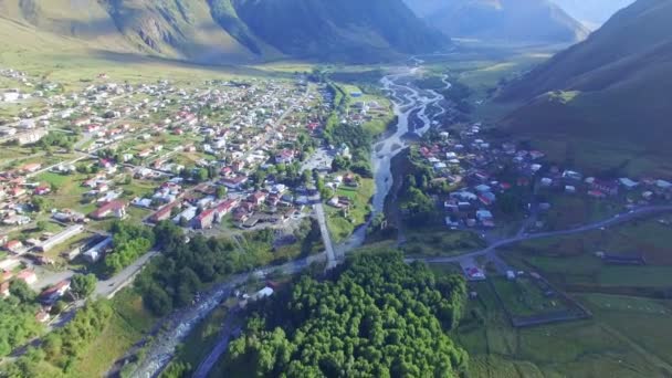 Vista aérea da pequena cidade Stepantsminda na Geórgia — Vídeo de Stock