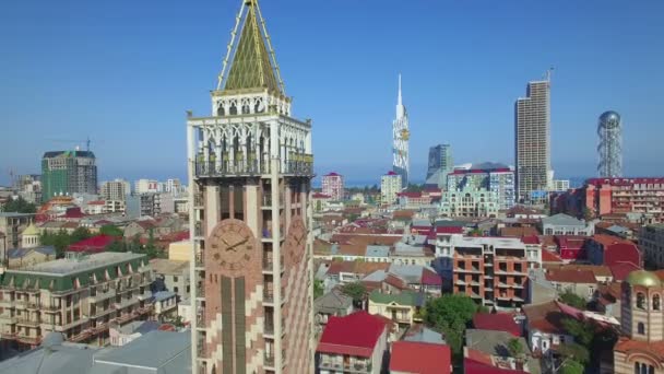 Flygfoto över tornet på torget Piazza i Batumi — Stockvideo