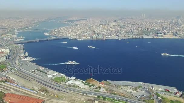 Gyllene hornet - inloppet av Bosphorus och Galatabron i Istanbul — Stockvideo