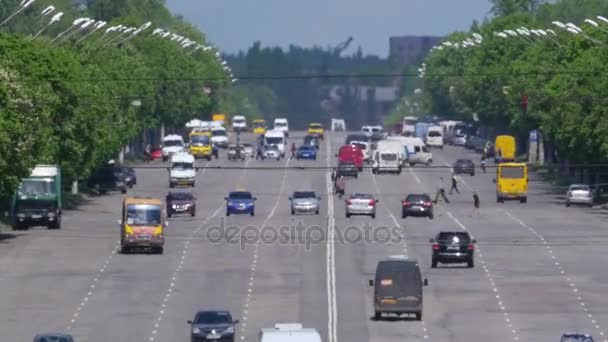 Road traffic in hot summer day — Stock Video