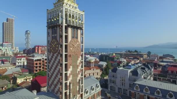 Вид с воздуха на башню на площади Пьяцца в Батуми — стоковое видео