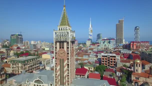 Вид с воздуха на башню на площади Пьяцца в Батуми — стоковое видео