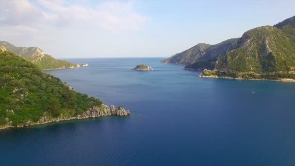 Vista aérea de la pequeña isla rocosa — Vídeos de Stock