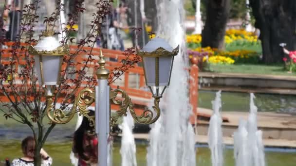 La gente camina lentamente y descansa cerca de la fuente — Vídeos de Stock