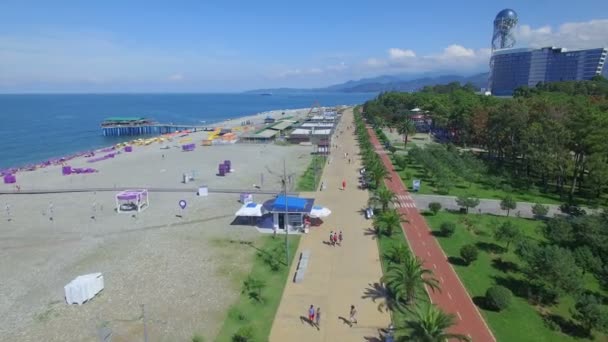 Вид с воздуха на пляж с морем в Батуми — стоковое видео