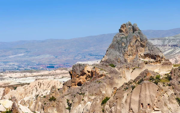 Kézzel faragott barlangok kúpos rock Cappadocia — Stock Fotó