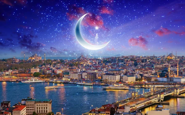 Ramadan Kareem fundo, visão noturna de Istambul de Galata para — Fotografia de Stock