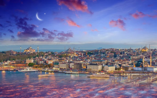 Рамадан Карім фону, захід сонця через хмари освітлена Стамбула Galata t — стокове фото