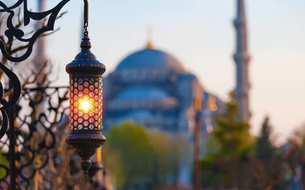 Исламский фонарь Рамадан в Стамбуле, Турция — стоковое фото