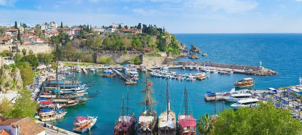 Marina na cidade velha Kaleici distrito em Antalya, Turquia — Fotografia de Stock