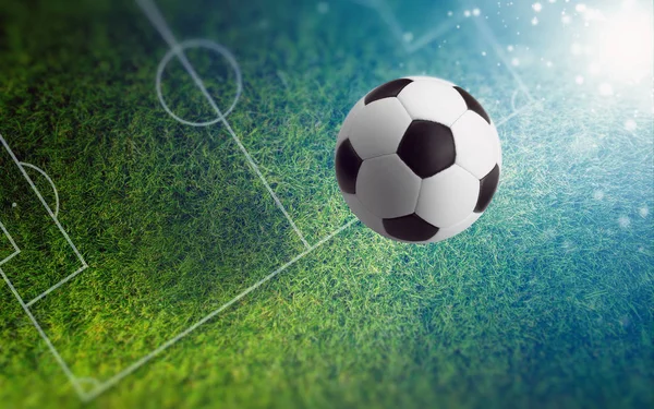 Fotboll på gröna fotbollsplan — Stockfoto