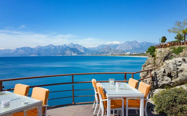 Restaurant în apropiere de mare în Antalya, Turcia — Fotografie, imagine de stoc