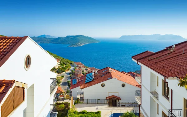 Hermosas casas blancas con increíbles vistas al mar —  Fotos de Stock