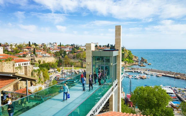 Marina y ascensor de cristal en el distrito de Kaleici en Antalya, Turquía —  Fotos de Stock