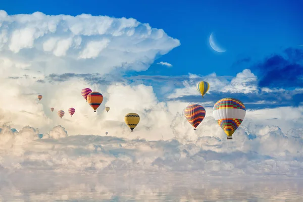 Mavi deniz uçan renkli sıcak hava balonları — Stok fotoğraf