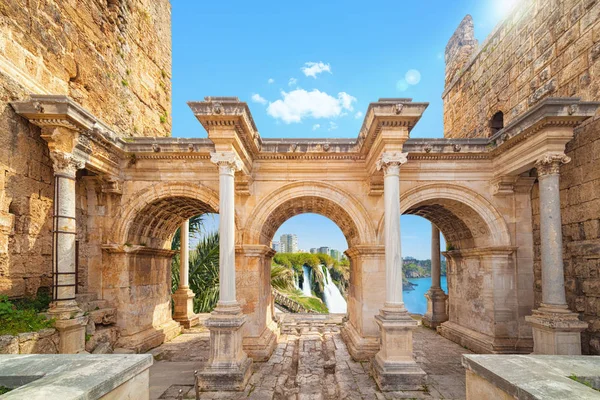 Porta de Adriano - entrada para Antália, Turquia — Fotografia de Stock