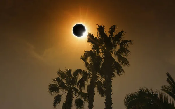 Total solar eclipse in dark glowing sky — Stock Photo, Image