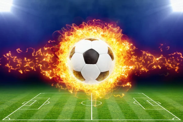 Bola de fútbol ardiente por encima del estadio de fútbol verde —  Fotos de Stock