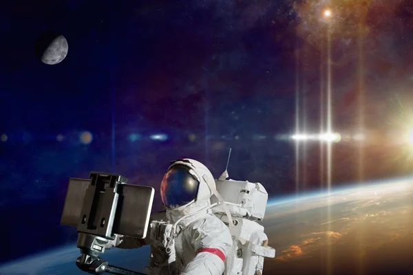 Космонавт делает селфи в космосе на орбите планеты Земля — стоковое фото