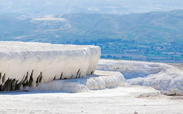 Terrasse blanche travertin formations, piscine sèche à Pamukkale, Turc — Photo