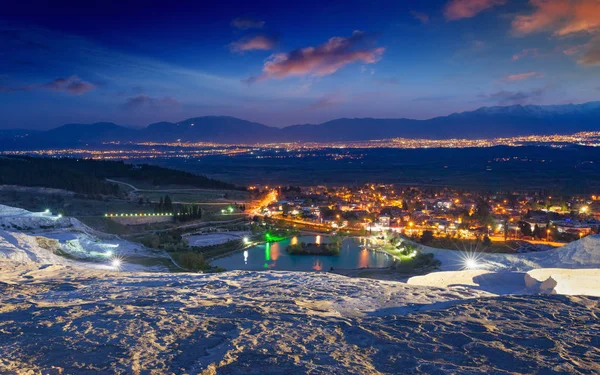 Pamukkale in der Nacht Stockfoto