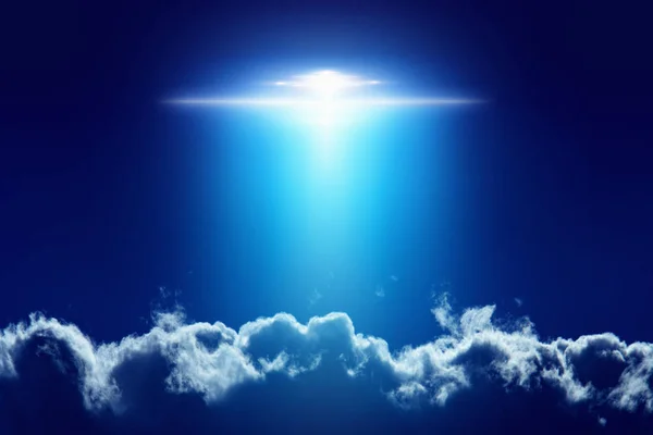 Navire extraterrestre extraterrestre extraterrestre, ufo avec projecteur lumineux dans — Photo