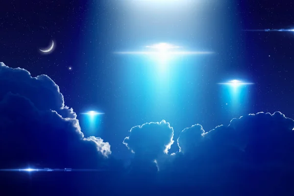 외계 우주선, 어두운 파란색 별이 빛나는 하늘에 ufo 외계인 — 스톡 사진