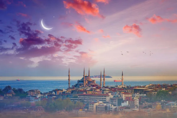 Mezquita azul, puesta de sol brillante con media luna en Estambul, Turquía — Foto de Stock