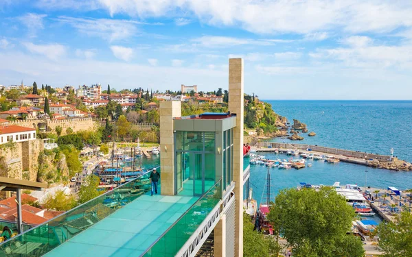 Marina e elevador de vidro no distrito de Kaleici, em Antalya, Turquia — Fotografia de Stock