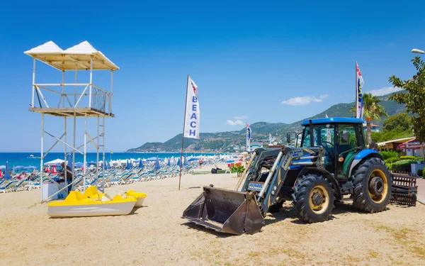 Trator está na praia depois de limpar a costa em Alanya, Turquia — Fotografia de Stock