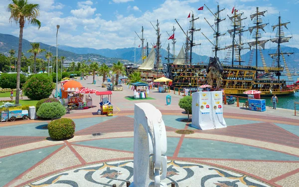 Frente ao mar e navios turísticos na popular cidade balnear Al — Fotografia de Stock