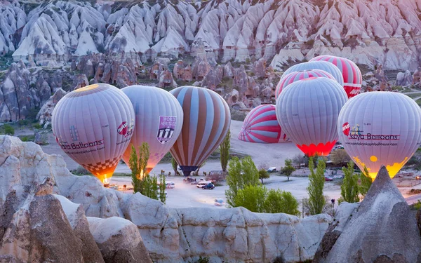 Grupo de balões de ar quente estão se preparando para decolagem perto de Goreme — Fotografia de Stock