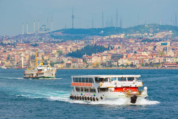 Istanbul paesaggio urbano, traghetti passeggeri attraversano lo stretto del Bosforo . — Foto Stock