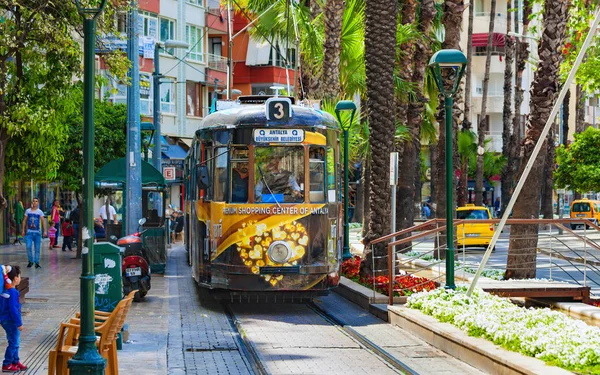 "Tranvía de la nostalgia "corre por el centro de la ciudad en Antalya, Turquía —  Fotos de Stock
