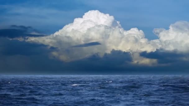 Časosběrné Zpomalené Záběry Tmavě Modrá Neklidné Moře Vlny Bílou Pěnou — Stock video