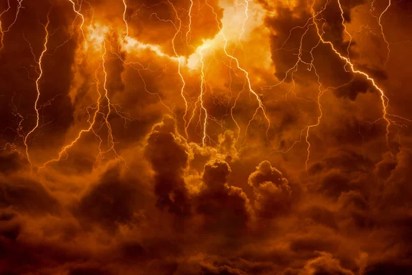 Höllenreich, helle Blitze am apokalyptischen Himmel, Tag des Gerichts, — Stockfoto
