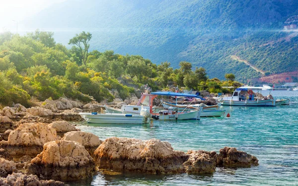 Baía de mar rochoso com água azul clara e barcos na cidade resort Kas — Fotografia de Stock